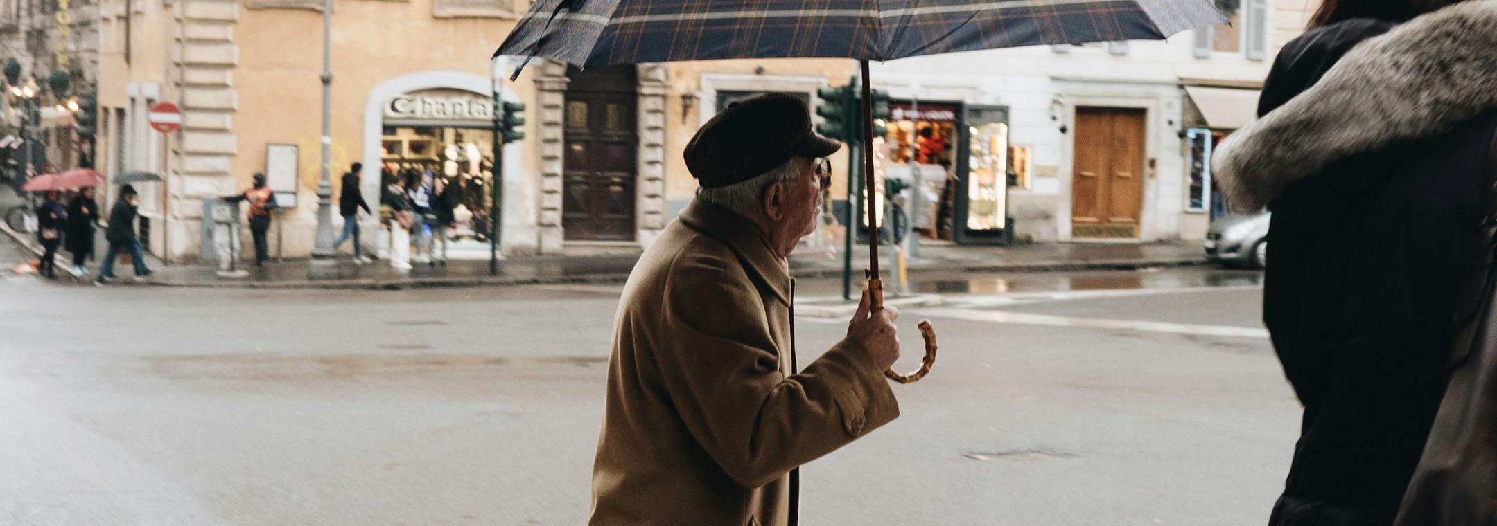 Unsplash · 코트를 입고 건널목을 건너는 사람(설명용)